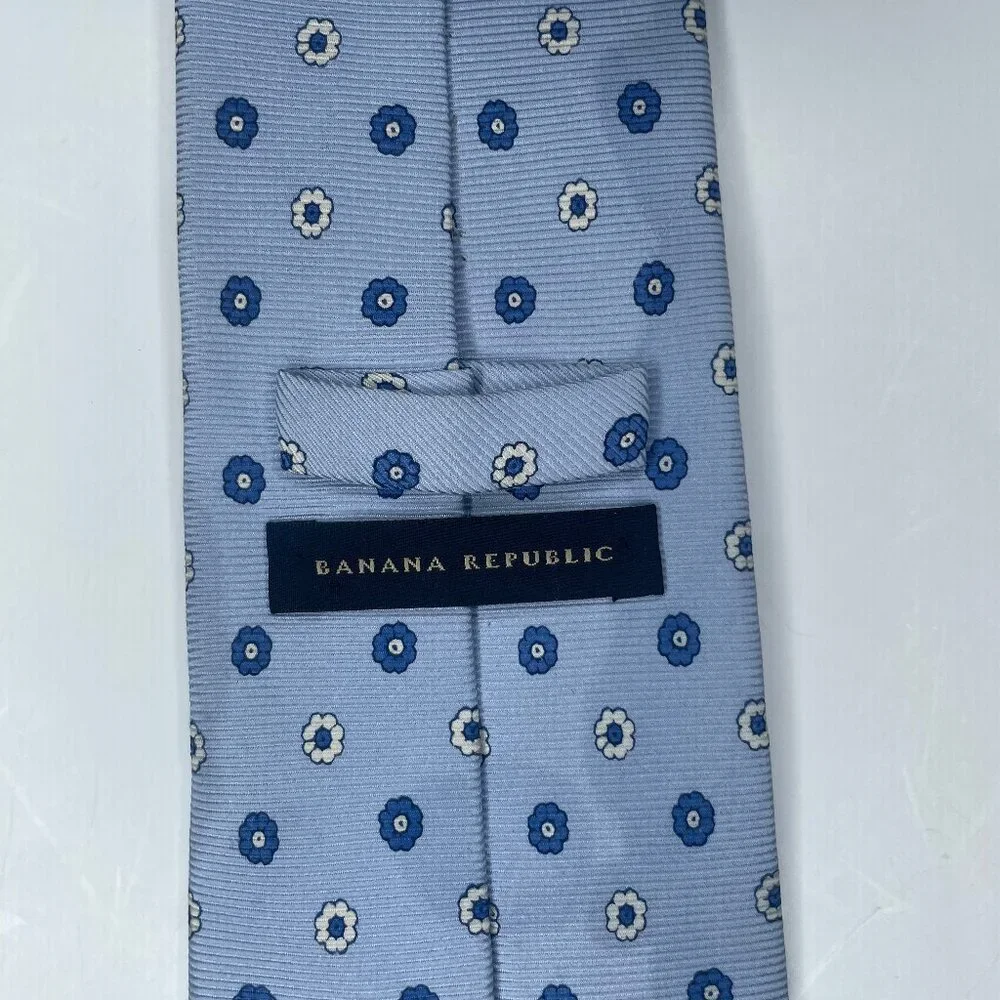 Banana Republic Silk Floral Tie Light Blue Made in USA Vintage Medallion